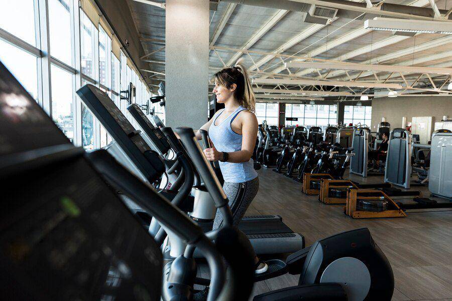 Ilustrasi elliptical trainer di gym. (freepik.com)