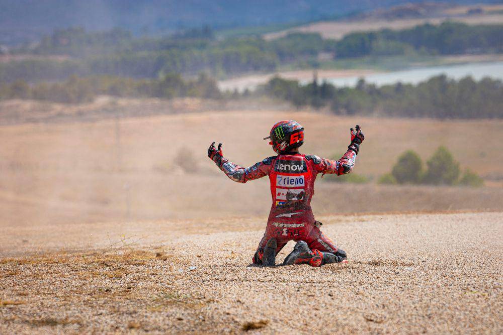 Francesco Bagnaia berada di gravel akibat insiden saat main race GP Aragon 2024. (ducati.com)