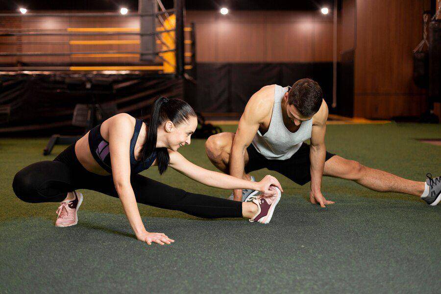 Ilustrasi stretching di gym. (freepik.com)