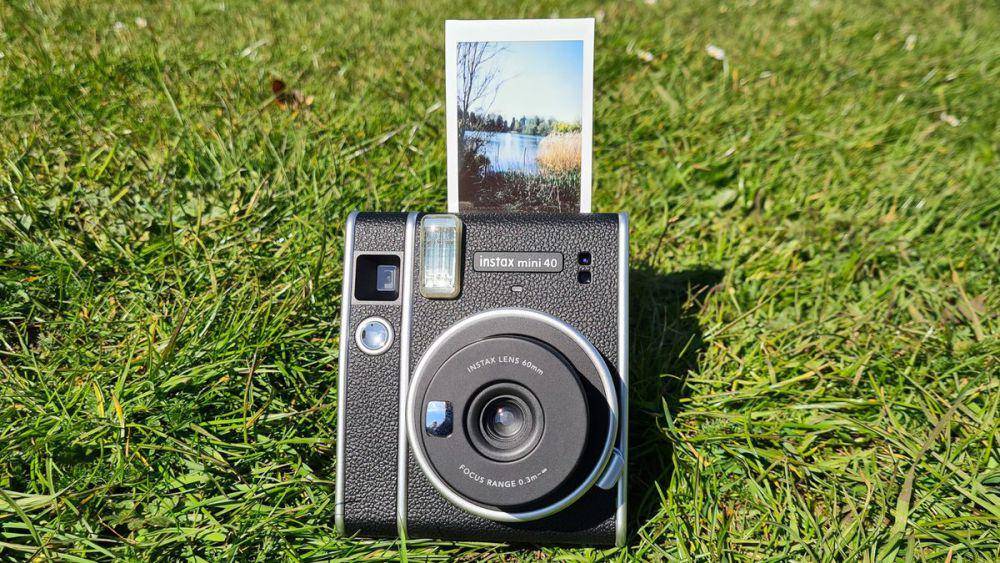 potret Fujifilm Instax Mini 40 (fujifilm.com)