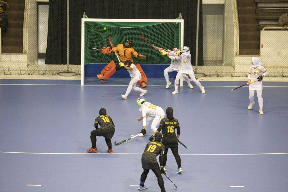 Tim Hoki Indoor Putri Provinsi Lampung Vs Jabar di Gedung Serbaguna Unimed, Senin (2/9/2024). (Dok. IDN Times