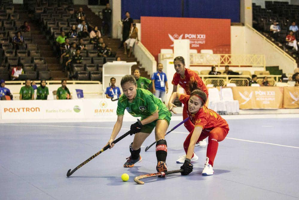 Atlit hoki indoor putri Jawa Tengah (kanan) berebut bola dengan pemain Nusa Tenggara Barat, pada pertandingan penyisihan hoki indoor putri dalam ajang PON XXI Aceh Sumut yang berlangsung di Gedung Serbaguna Unimed Deliserdang, Senin (020924). (PB PON XXI/Zulfan Dalimunthe)