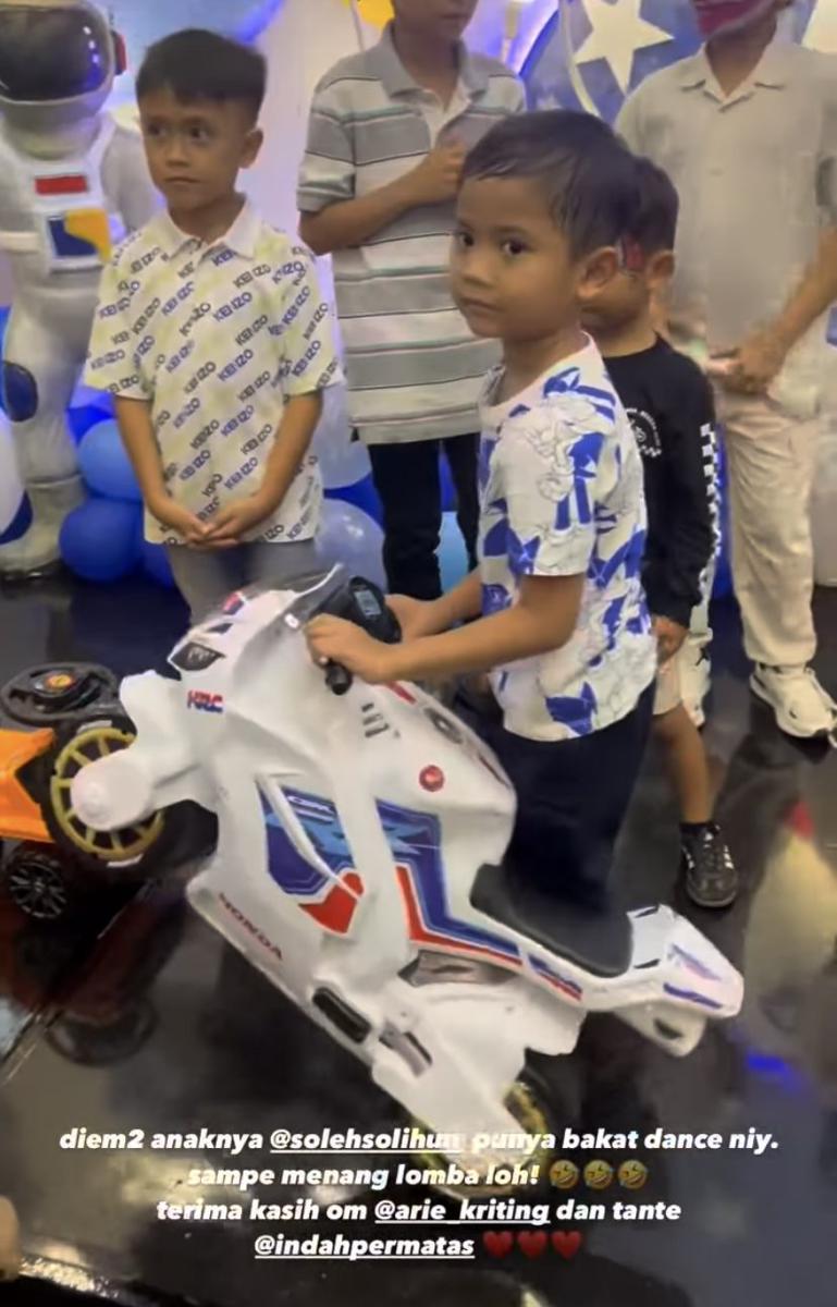potret ulang tahun ke-2 Naka, anak Arie Kriting dan Indah Permatasari (Instagram.com/tettavalentia)