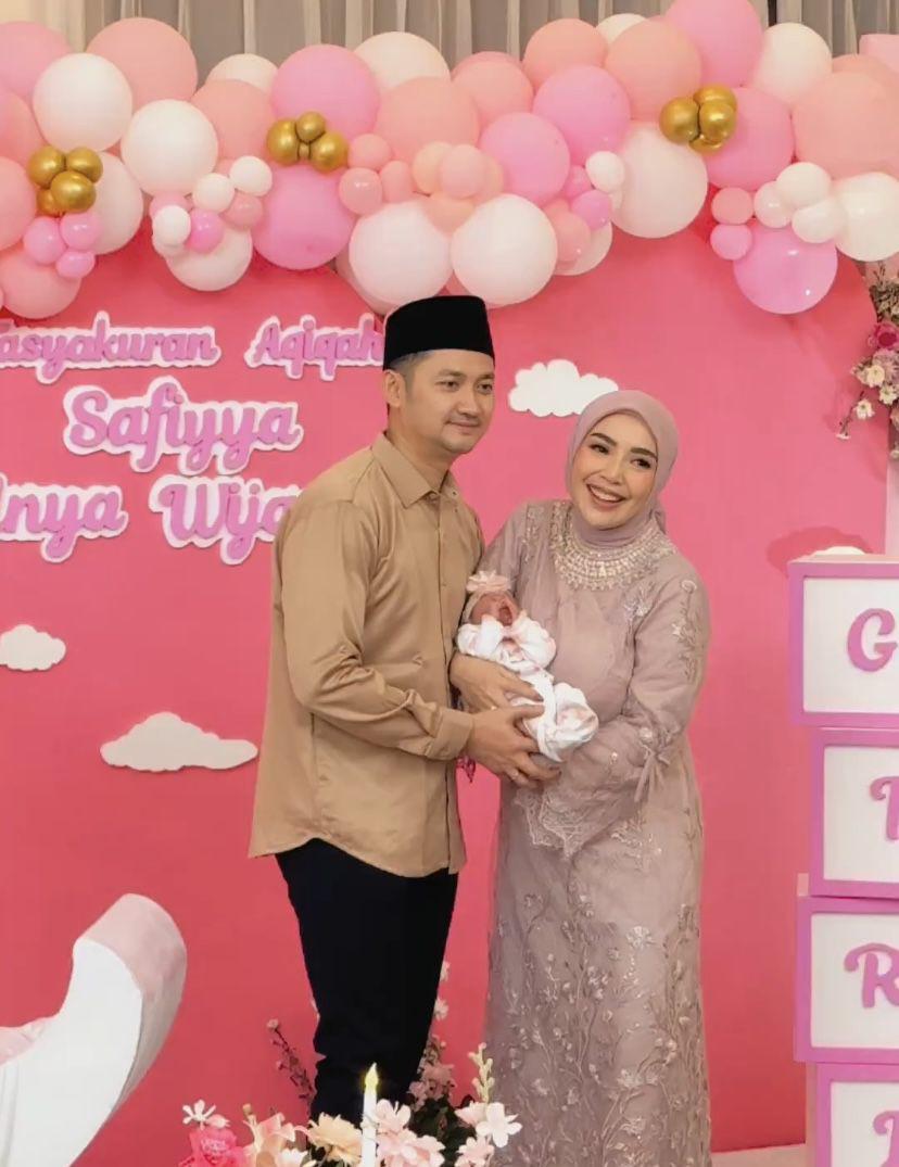 potret tasyakuran akikah anak Angga Wijaya (Instagram.com/farahcarpetsofficial)
