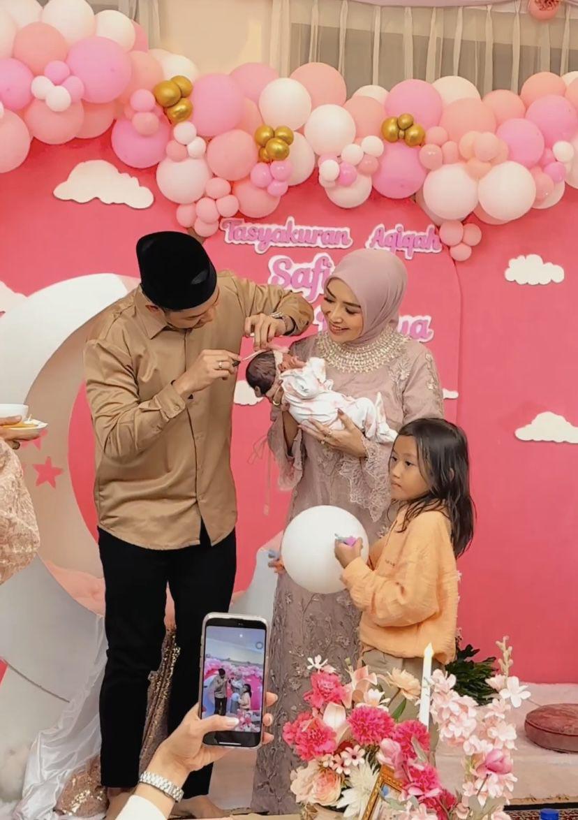 potret tasyakuran akikah anak Angga Wijaya (Instagram.com/farahcarpetsofficial)