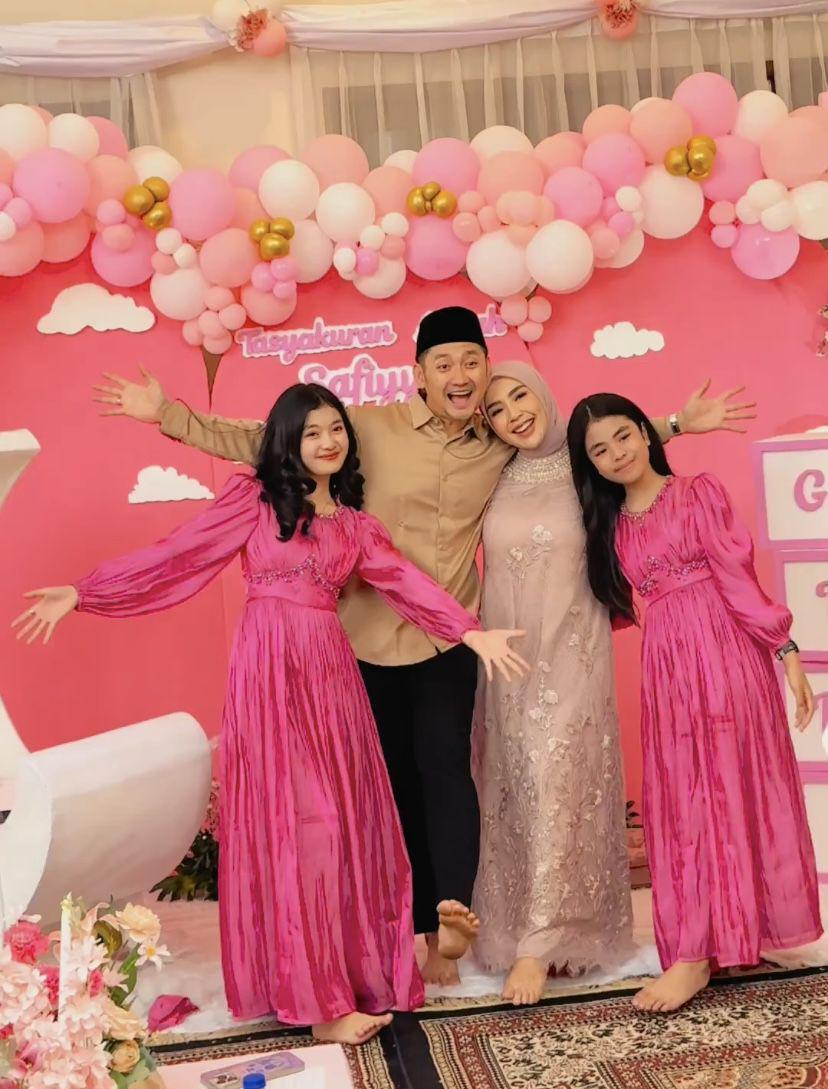 potret tasyakuran akikah anak Angga Wijaya (Instagram.com/farahcarpetsofficial)