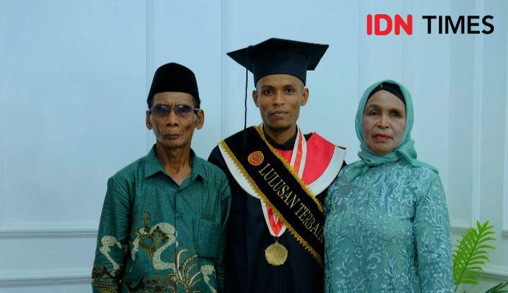 Gadai HP Demi Lunasi SPP, Anak Buruh Jadi Wisudawan Terbaik UM Bima