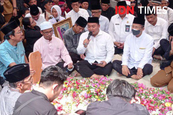 Berbagai Tokoh Masyarakat Hadiri Pemakaman Nyat Kadir di Batam