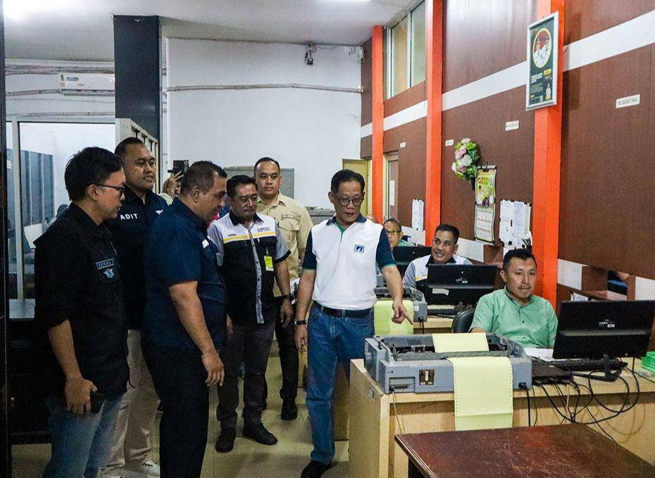 Plt Kepala Bependa Lampung memantau persiapan program promo pajak di Samsat Rajabasa. (Dok. Bapenda Lampung).