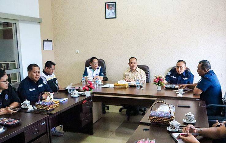 Plt Kepala Bependa Lampung memantau persiapan program promo pajak di Samsat Rajabasa. (Dok. Bapenda Lampung).
