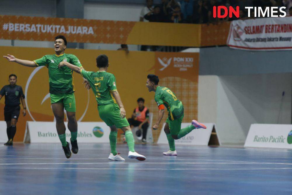 Pemain Sumut melakukan selebrasi usai membobol gawang DKI Jakarta pada lanjutan futsal PON 2024 (IDN Times/Doni Hermawan)