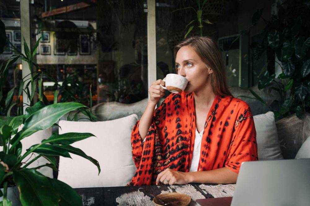 ilustrasi minum kopi (pexels.com/Mikhail Nilov)