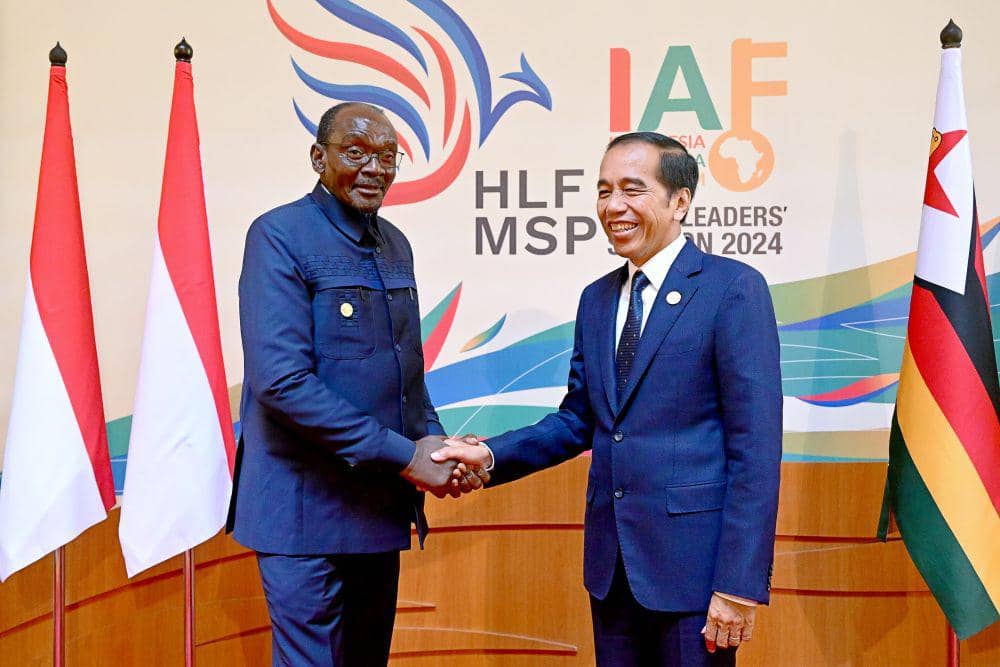 Presiden Jokowi bilateral dengan Wakil Presiden Zimbabwe, Kembo Dugish Campbell Muleya Mohadi (dok. Sekretariat Presiden)