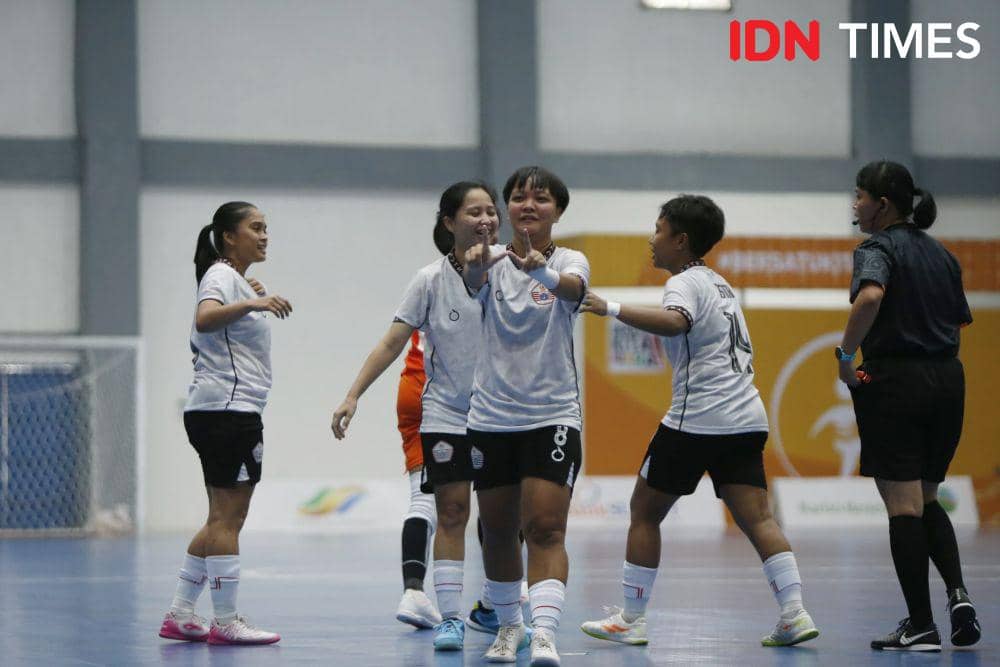 Tim futsal putri DKI Jakarta usai menumbangkan DIY pada lanjutan PON 2024 (IDN Times/Doni Hermawan)