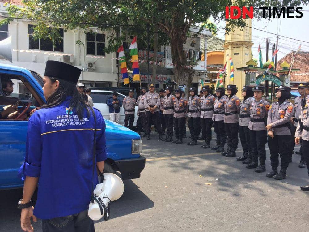 Aksi unjuk rasa Gaspul saat pelantikan anggota DPRD Provinsi Lampung 2024-2029. (IDN Times/Tama Yudha Wiguna).