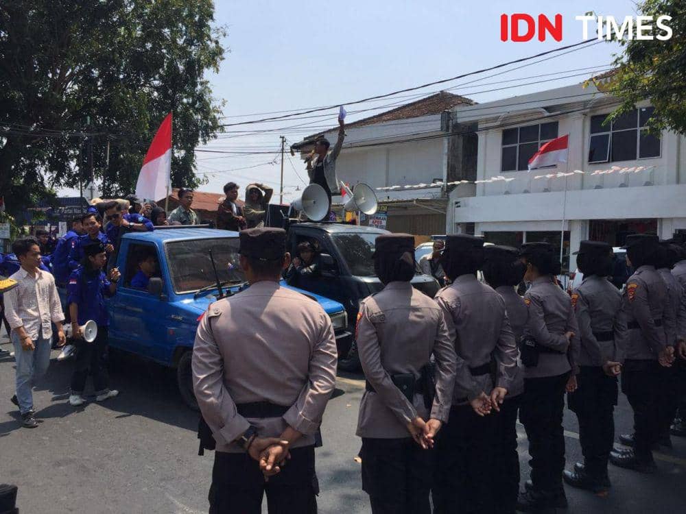 Duh! Pelantikan DPRD Provinsi Lampung Diwarnai Aksi Unjuk Rasa