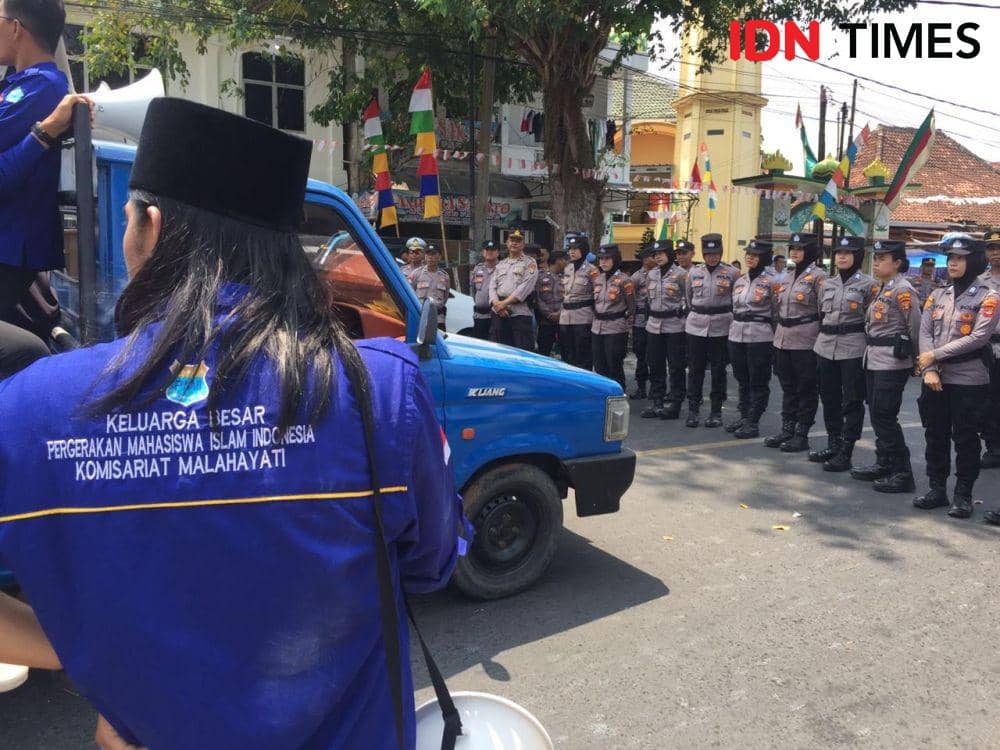 Aksi unjuk rasa Gaspul saat pelantikan anggota DPRD Provinsi Lampung 2024-2029. (IDN Times/Tama Yudha Wiguna).