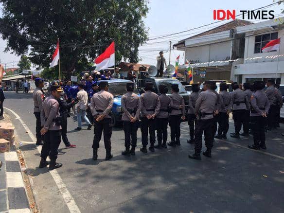 Aksi unjuk rasa Gaspul saat pelantikan anggota DPRD Provinsi Lampung 2024-2029. (IDN Times/Tama Yudha Wiguna).