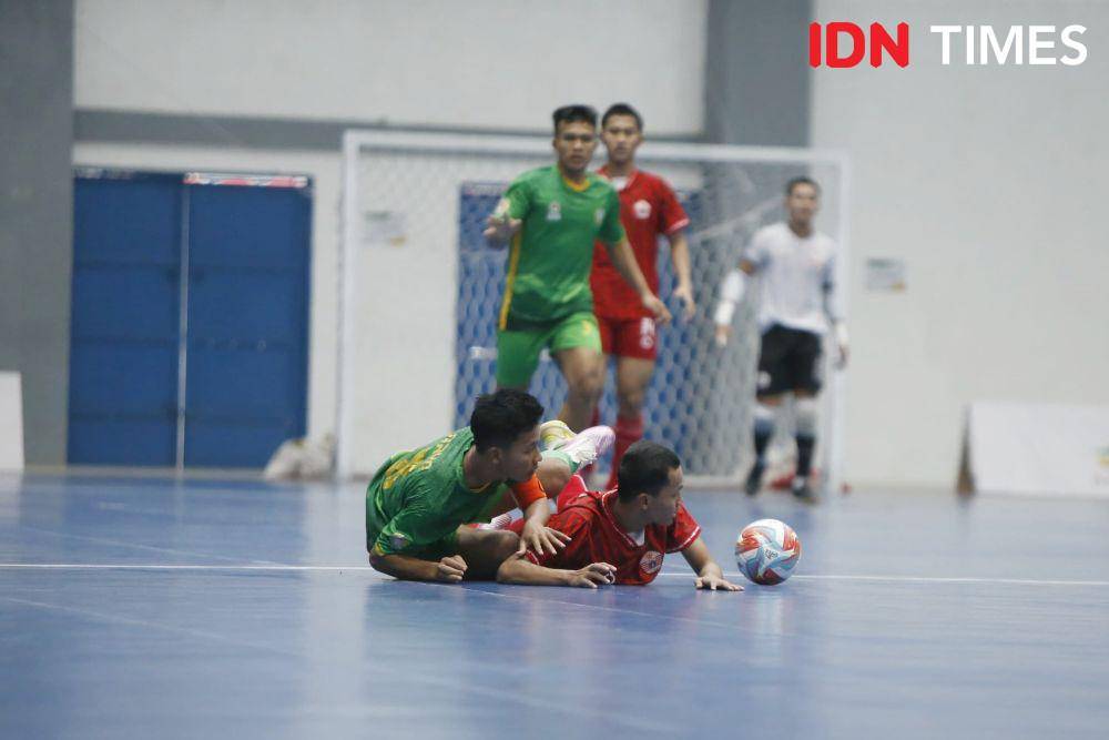 Duel tim futsal Sumut kontra DKI Jakarta pada lanjutan futsal PON 2024 (IDN Times/Doni Hermawan)