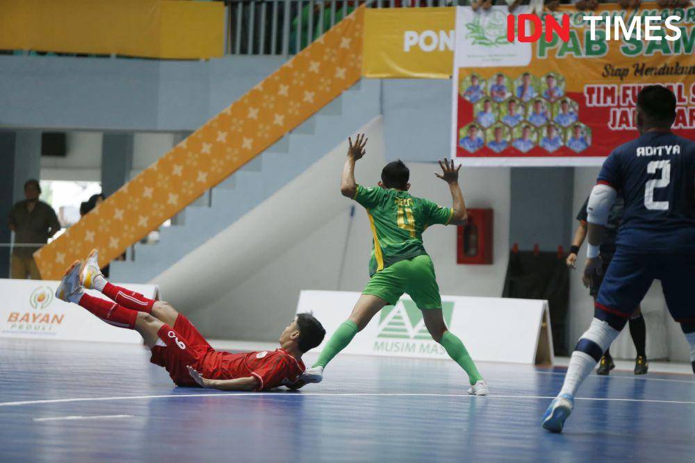 Duel tim futsal Sumut kontra DKI Jakarta pada lanjutan PON 2024 (IDN Times/Doni Hermawan)