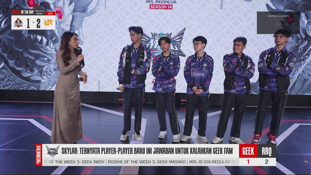 RRQ Hoshi saat interview kemenangan di stage (youtube.com/MPL Indonesia)