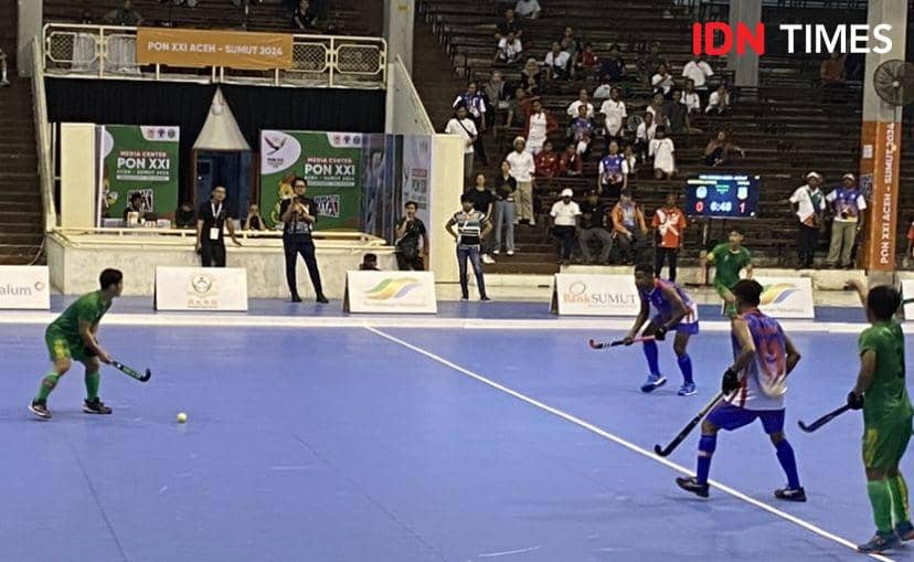 Pertandingan PON tim Hoki Indoor Putra Sumut vs Papua (IDN Times/Indah Permata Sari)