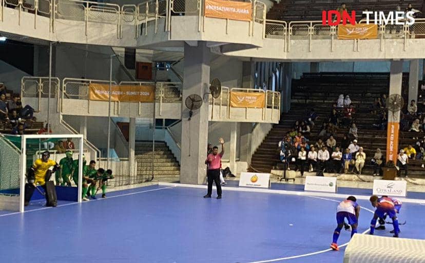 Pertandingan PON tim Hoki Indoor Putra Sumut vs Papua (IDN Times/Indah Permata Sari)