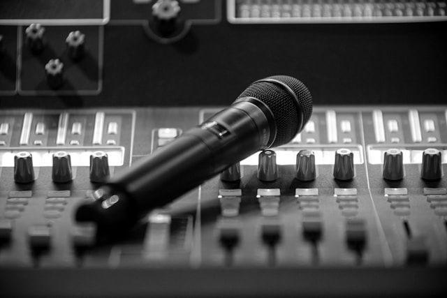 Ilustrasi sound system. https://unsplash.com/@johnnybenitez_