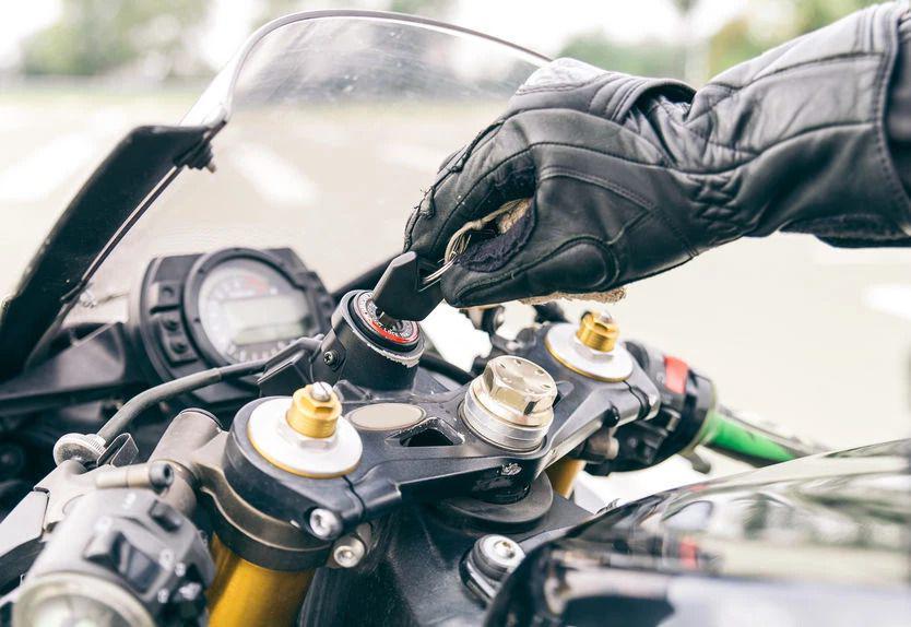 ilustrasi menggunakan kunci motor (Suzuki.co.id)