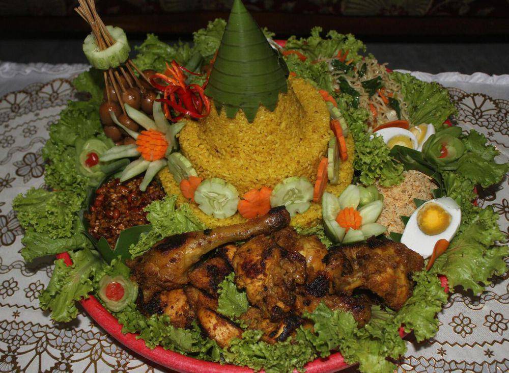 ilustrasi tumpeng (vecteezy.com/yuhanggana)