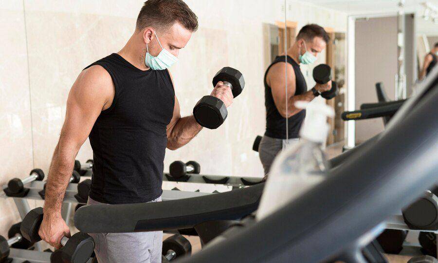 Ilustrasi berolahraga menggunakan dumbbells di gym. (freepik.com)