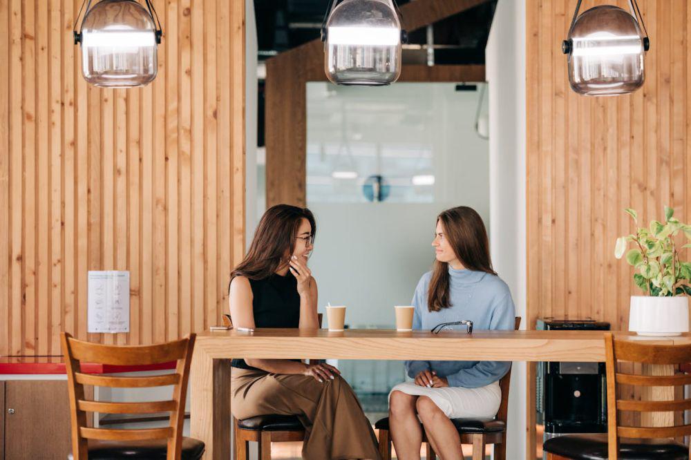 ilustrasi ngopi dan ngobrol bersama teman (pexels.com/Alexander Suhorucov)
