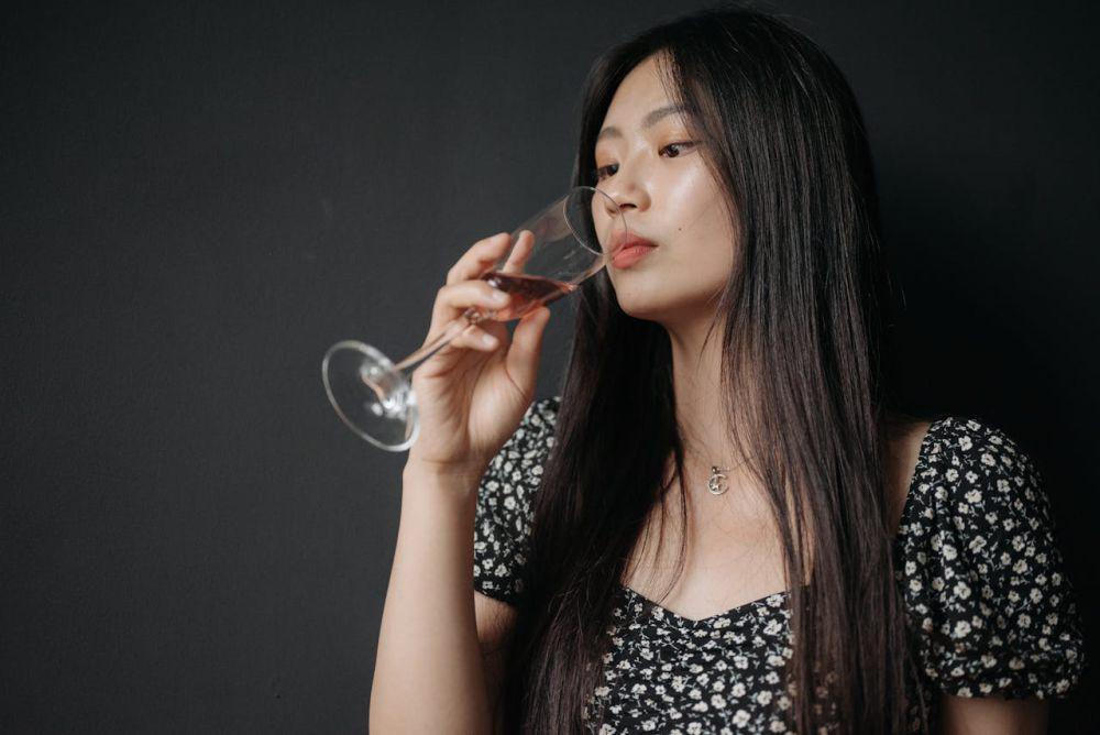ilustrasi wanita minum (pexels.com/Pavel Danilyuk)