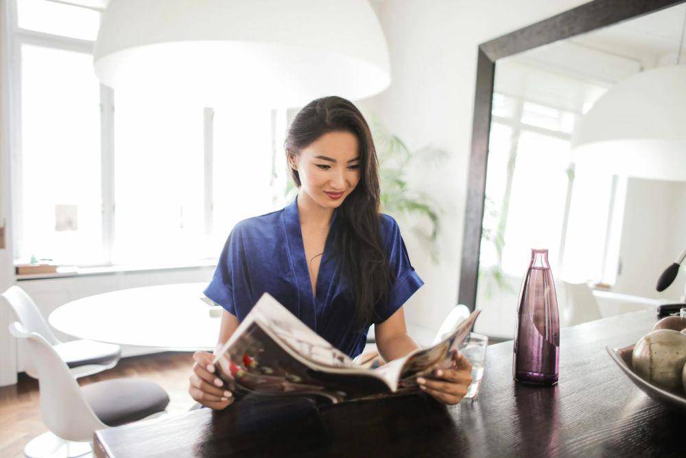 potret seorang wanita sedang membaca majalah (pexels.com/Andrea Piacquadio)