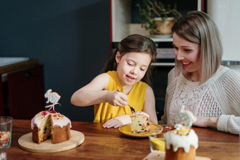 potret anak dan ibu sedang makan kue (pexels.com/cottonbro studio)