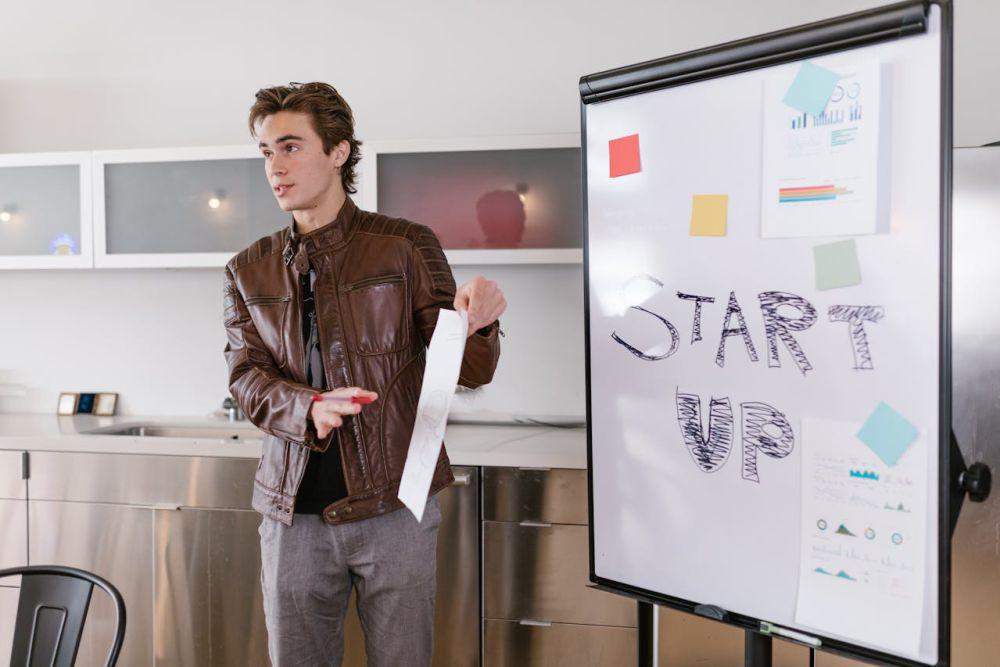 ilustrasi pria yang bekerja (pexels.com/RDNE Stock project)