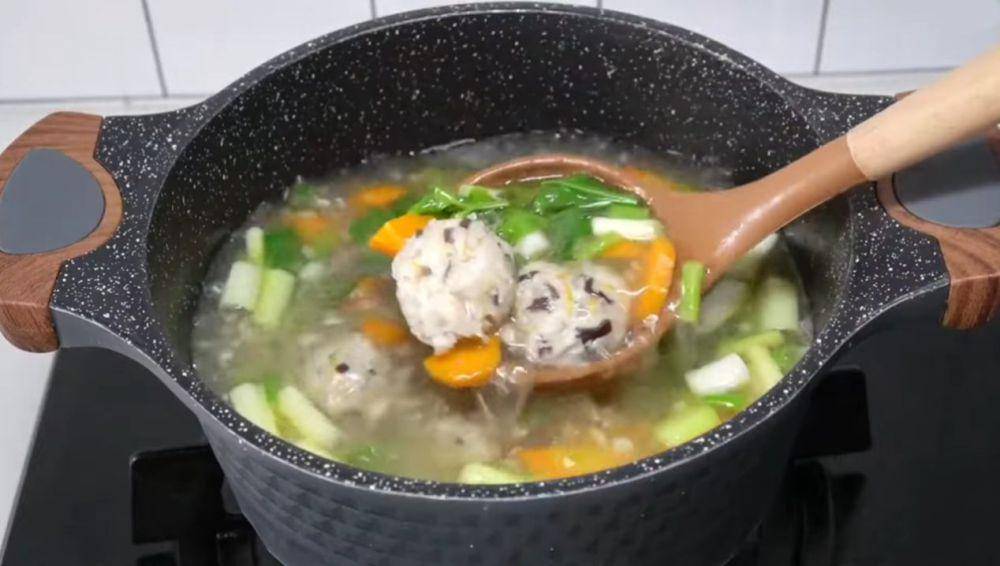 ilustrasi memasak sup bakso ayam jamur (YouTube.com/tri pujis)
