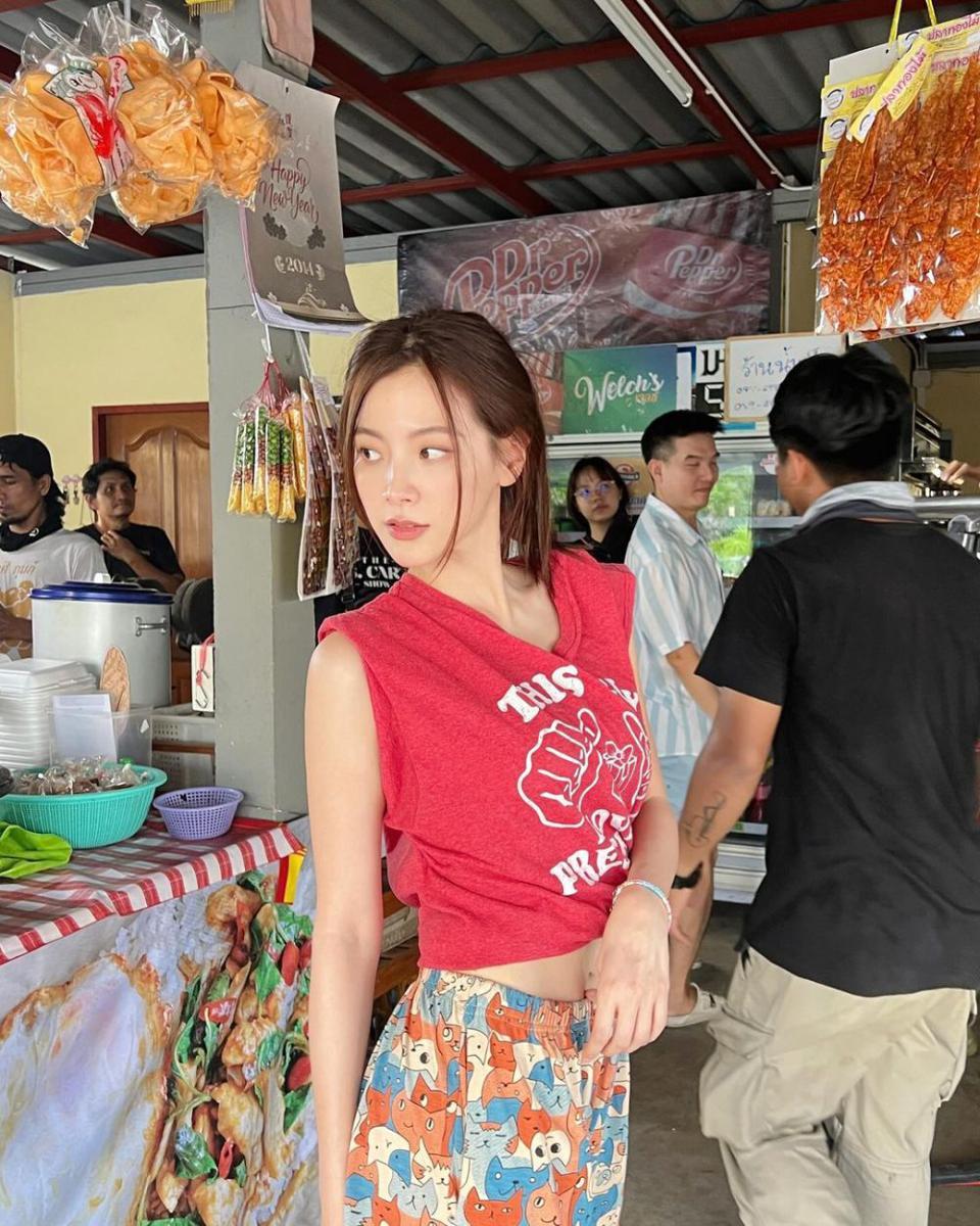 potret Baifern Pimchanok jadi penjual daging hingga penjaga warung (instagram.com/baifernbah)