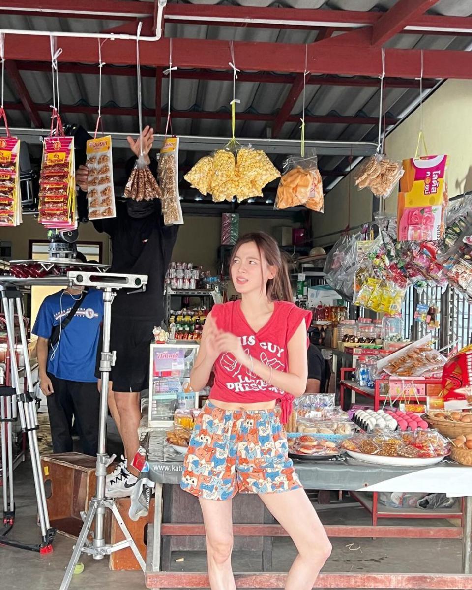 potret Baifern Pimchanok jadi penjual daging hingga penjaga warung (instagram.com/baifernbah)
