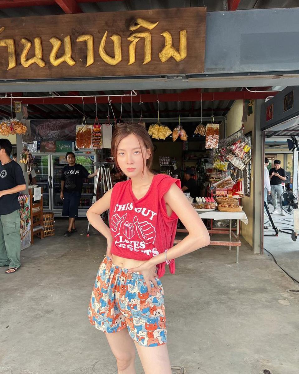 potret Baifern Pimchanok jadi penjual daging hingga penjaga warung (instagram.com/baifernbah)
