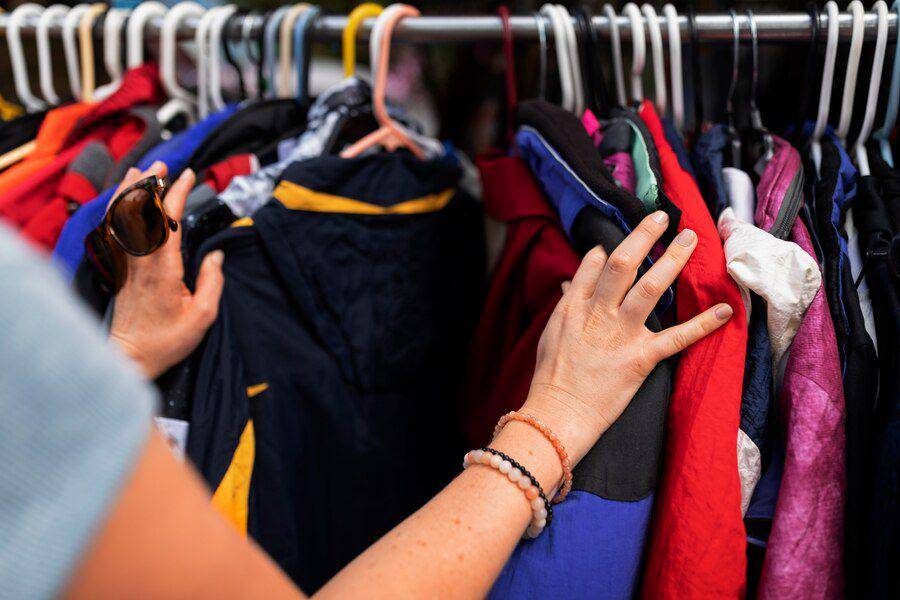 Ilustrasi memilih baju di thrift shop. (freepik.com)