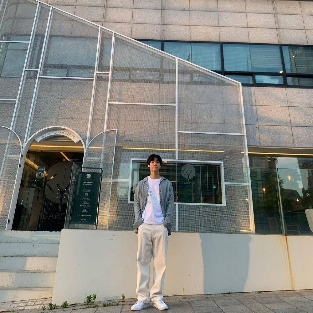 OOTD pakai sepatu sneakers ala Lee Seung Hyub (instagram.com/sssn9_zzzn9)