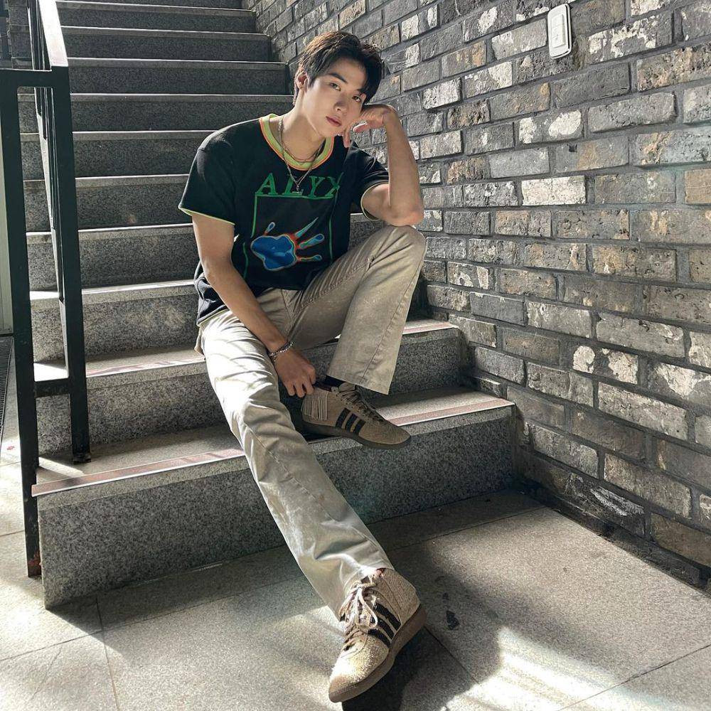 OOTD pakai sepatu sneakers ala Lee Seung Hyub (instagram.com/sssn9_zzzn9)