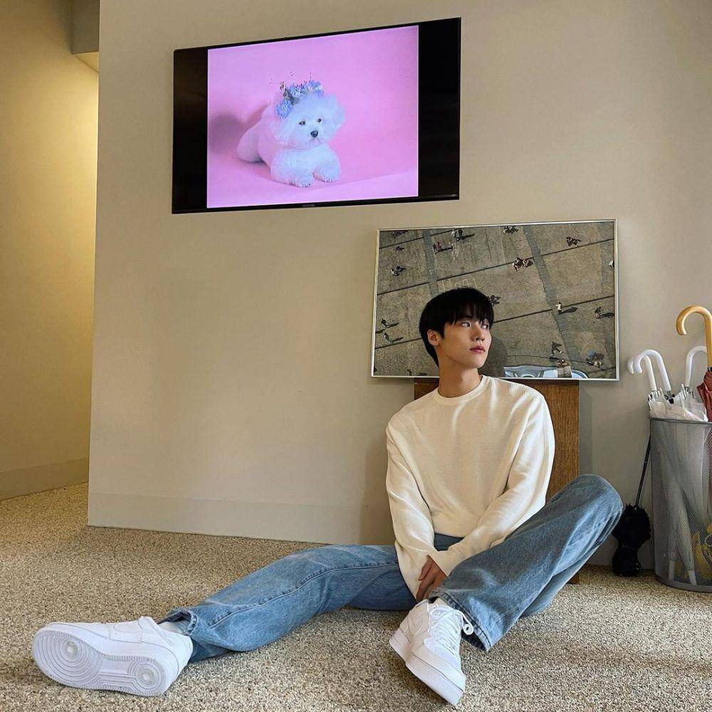 OOTD pakai sepatu sneakers ala Lee Seung Hyub (instagram.com/sssn9_zzzn9)