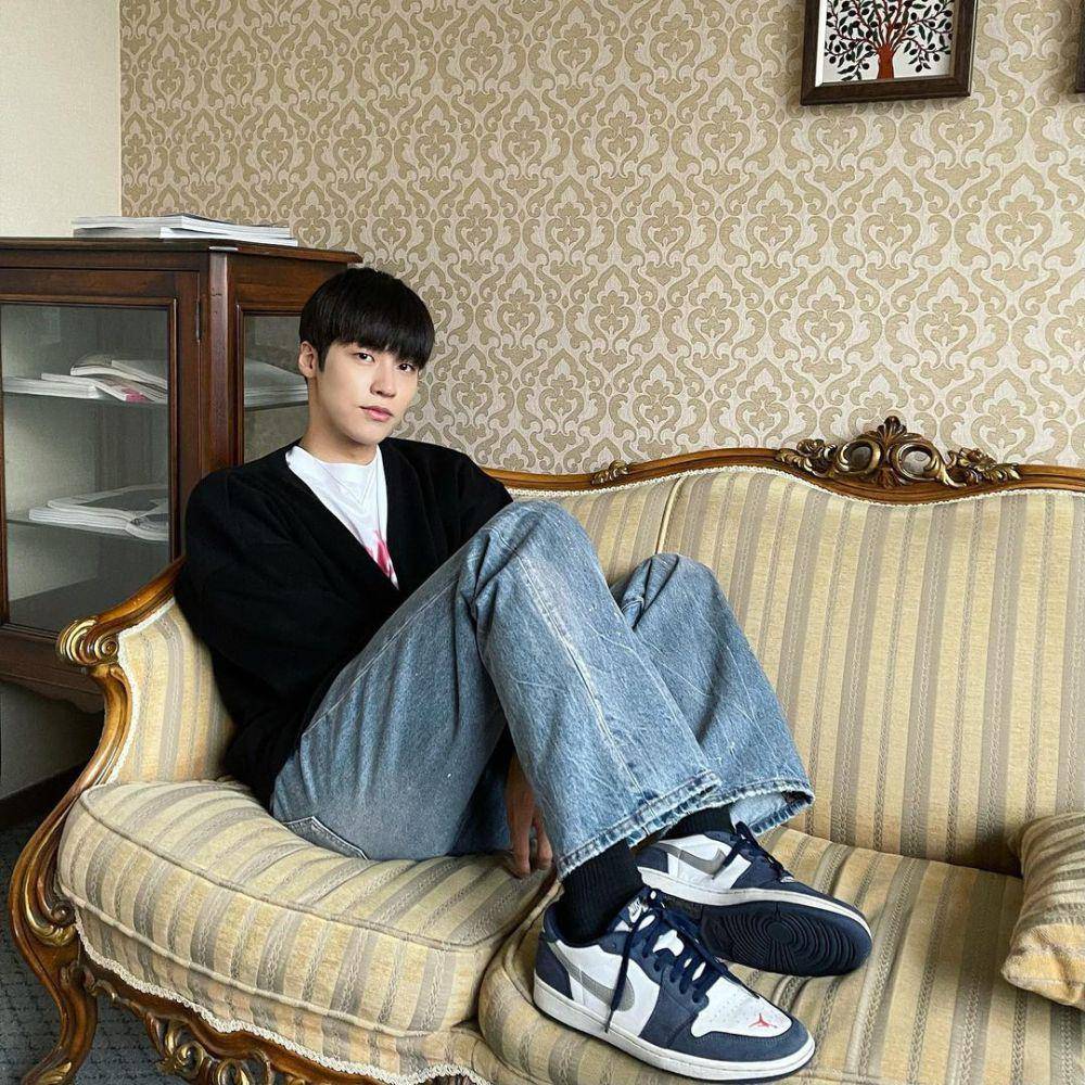 OOTD pakai sepatu sneakers ala Lee Seung Hyub (instagram.com/sssn9_zzzn9)