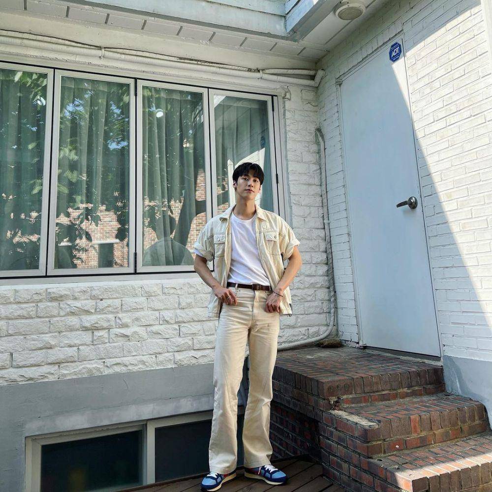 OOTD pakai sepatu sneakers ala Lee Seung Hyub (instagram.com/sssn9_zzzn9)