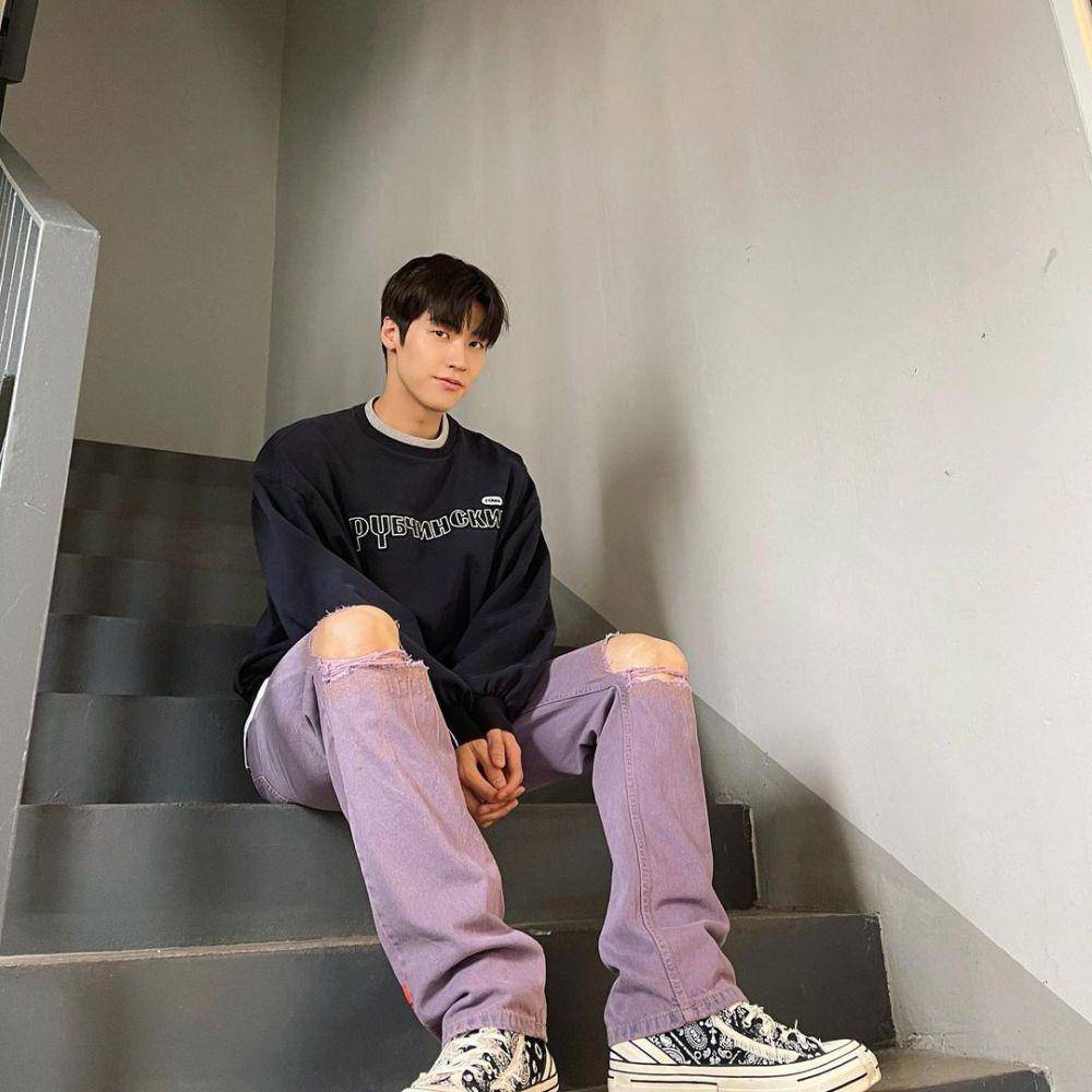 OOTD pakai sepatu sneakers ala Lee Seung Hyub (instagram.com/sssn9_zzzn9)