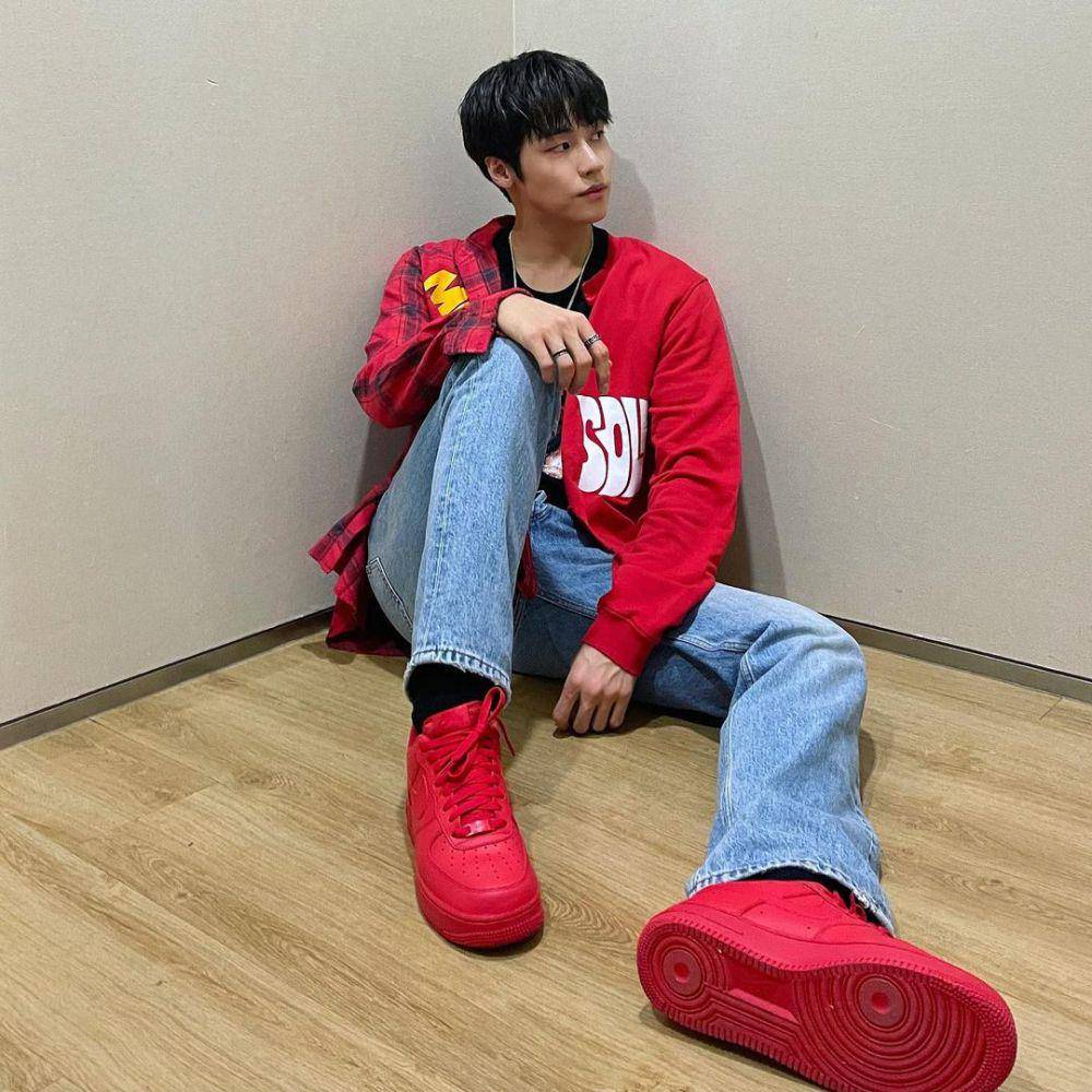 OOTD pakai sepatu sneakers ala Lee Seung Hyub (instagram.com/sssn9_zzzn9)