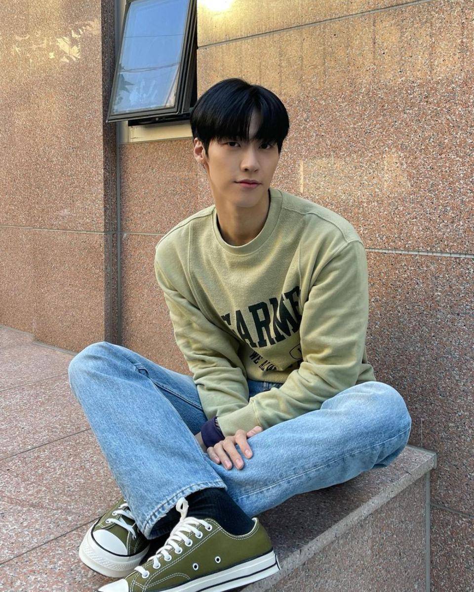 OOTD pakai sepatu sneakers ala Lee Seung Hyub (instagram.com/sssn9_zzzn9)