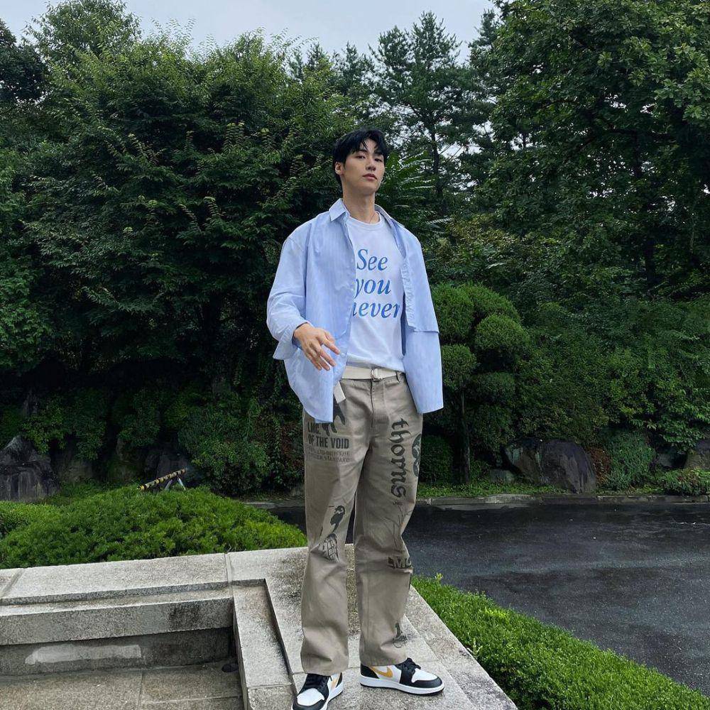 OOTD pakai sepatu sneakers ala Lee Seung Hyub (instagram.com/sssn9_zzzn9)